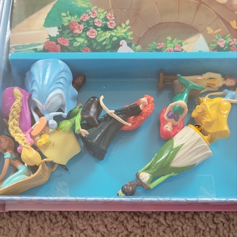 NEW-DISNEY PRINCESS GREAT ADVENTURES MY BUSY BOOK includes 10 mini princesses - Picture 4 of 6